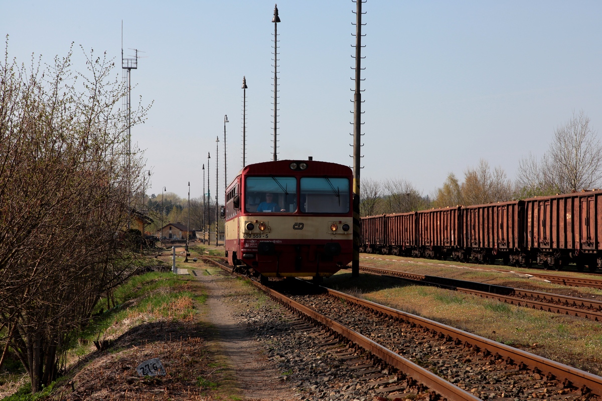 Der 810 559 als Os16715 bei Ausf. aus dem Bf Blatno u Jesenice am 19.04.2018, er fährt weiter auf der KBS161 nach Rakovník. 