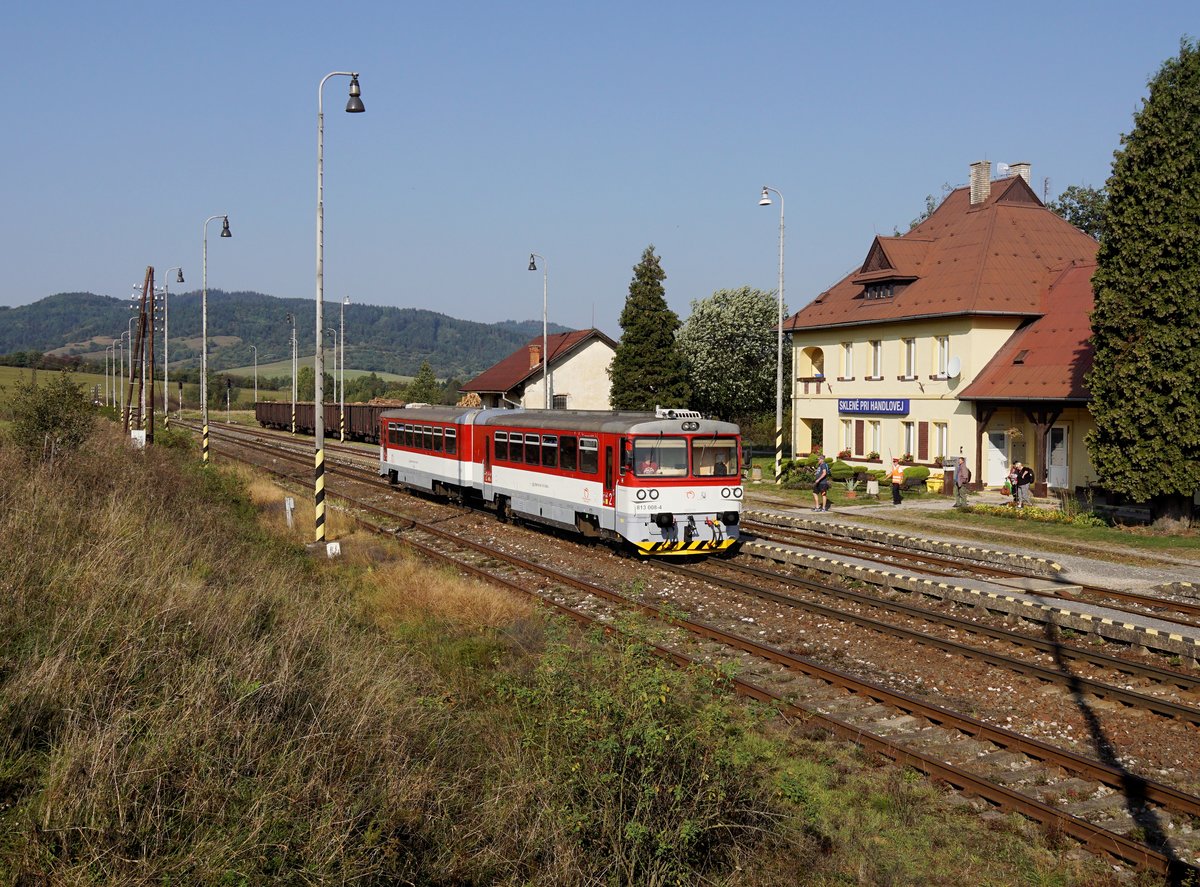 Der 813 008 als Os am 21.09.2018 bei der Einfahrt in Sklené pri Handlovej.