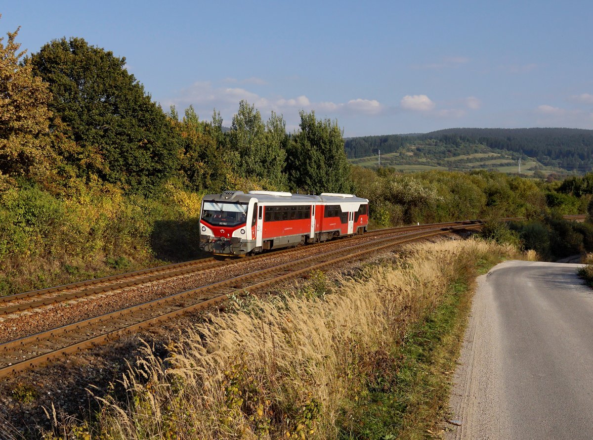 Der 813 116 als Os am 21.09.2018 unterwegs bei Hornᠦtubňa.