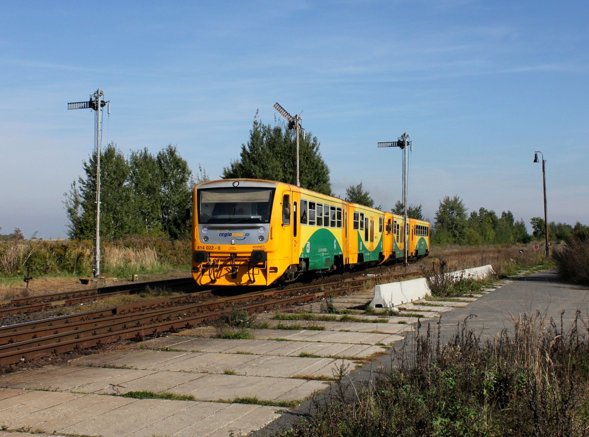 Der 814 022 und der 814 064 am 29.09.2014 bei der Ausfahrt aus Jeneč.