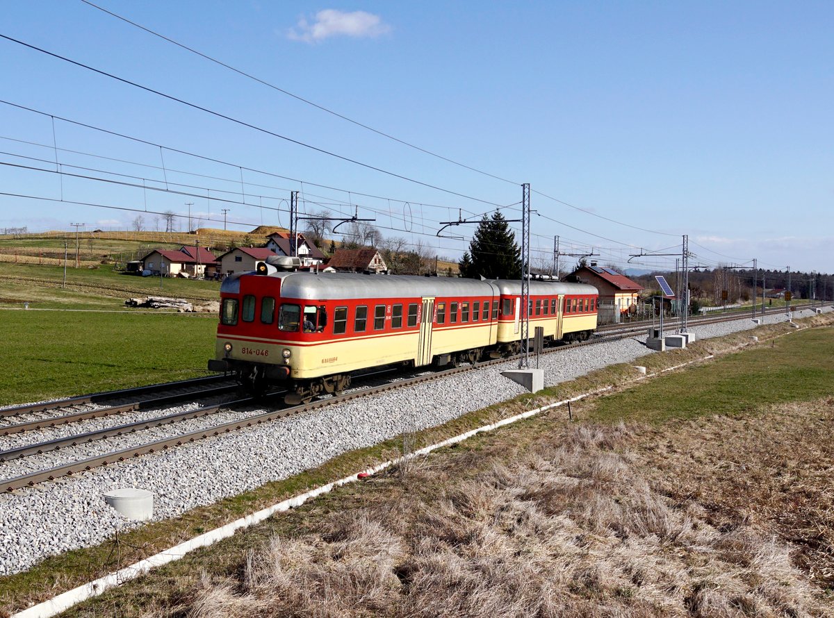 Der 814 046 als Regionalzug am 11.03.2017 unterwegs bei Črešnjevec.
