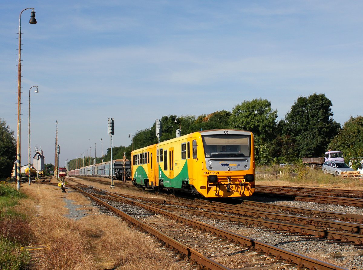 Der 814 100 als Os am 29.09.2014 bei der Ausfahrt aus Hostivice.