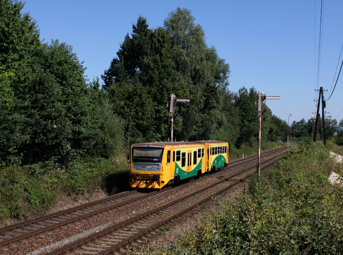 Der 814 112 als Os nach Domažlice am 17.08.2013 unterwegs bei Janovice.