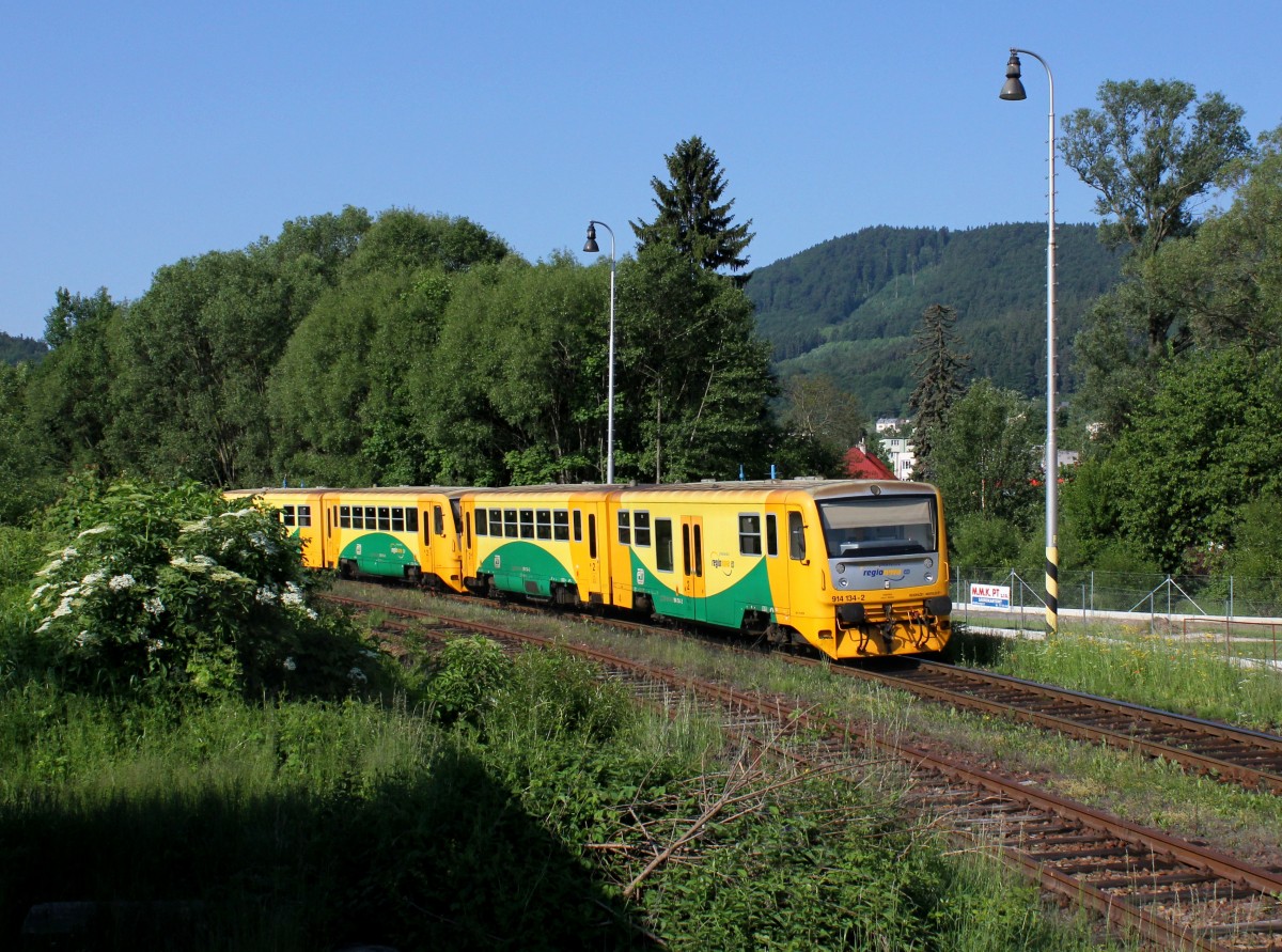 Der 814 134 und der 814 114 als Os am 02.06.2014 bei der Einfahrt in Prachatice.