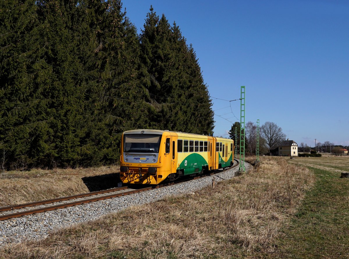 Der 814 146 als Os nach Lipno nad Vltavou am 26.03.2017 unterwegs bei Rybník.