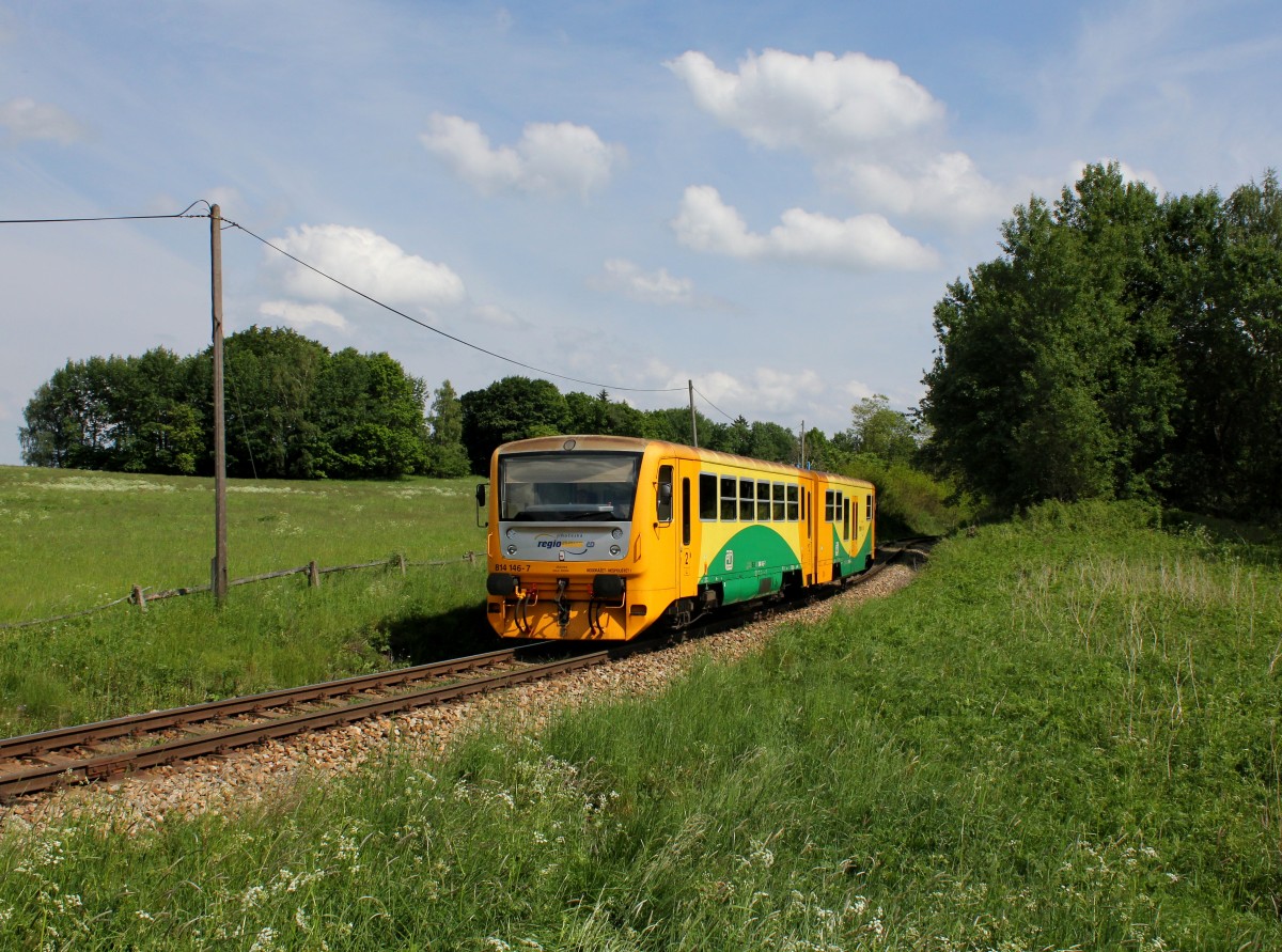 Der 814 146 als Os am 02.06.2014 unterwegs bei Chroboly.