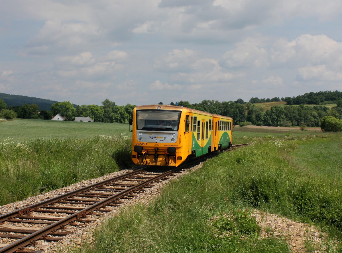 Der 814 146 am 02.06.2014 unterwegs bei Bavorov.