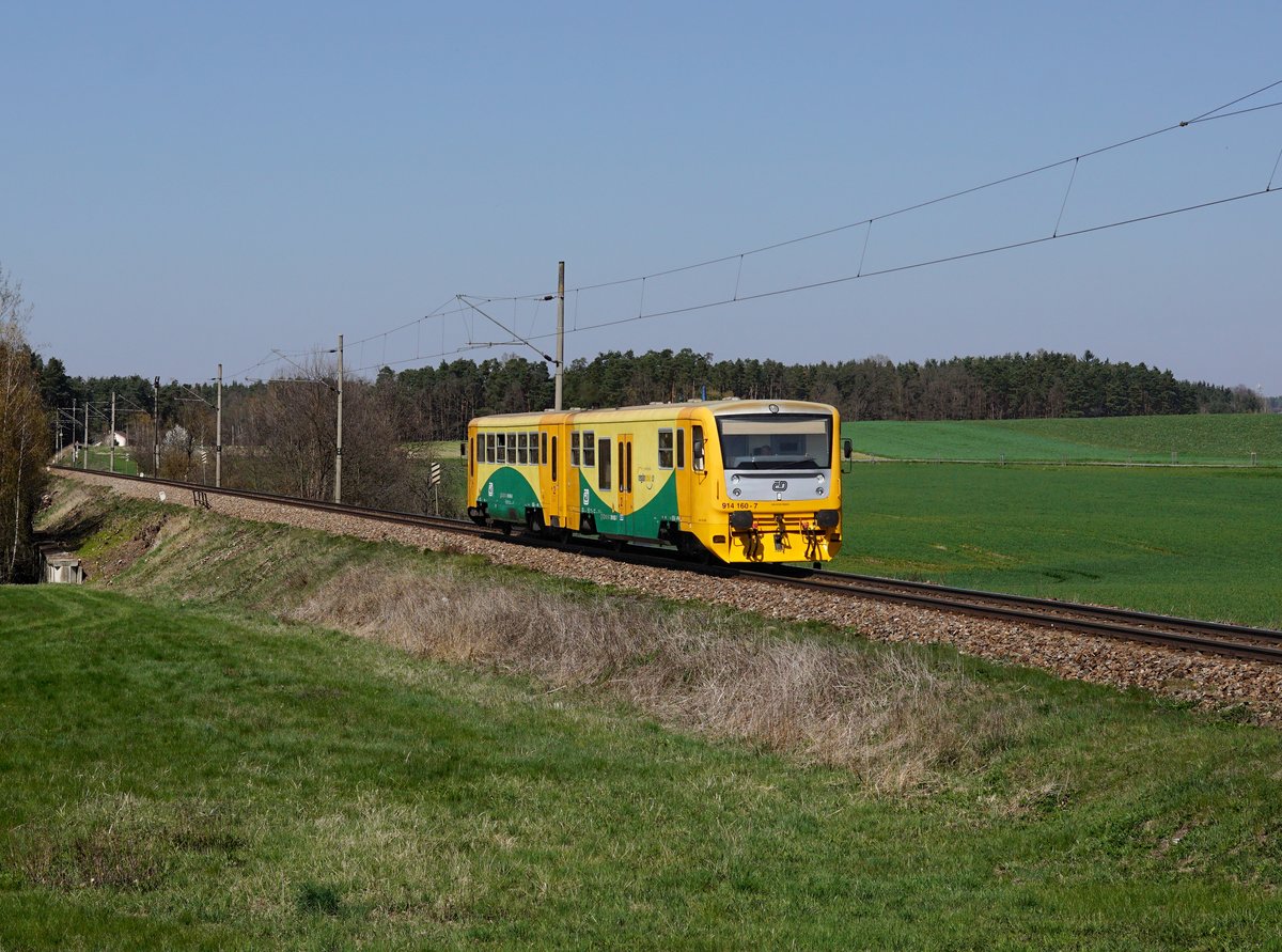 Der 814 160 als Os am 16.04.2019 unterwegs bei Klenovice.