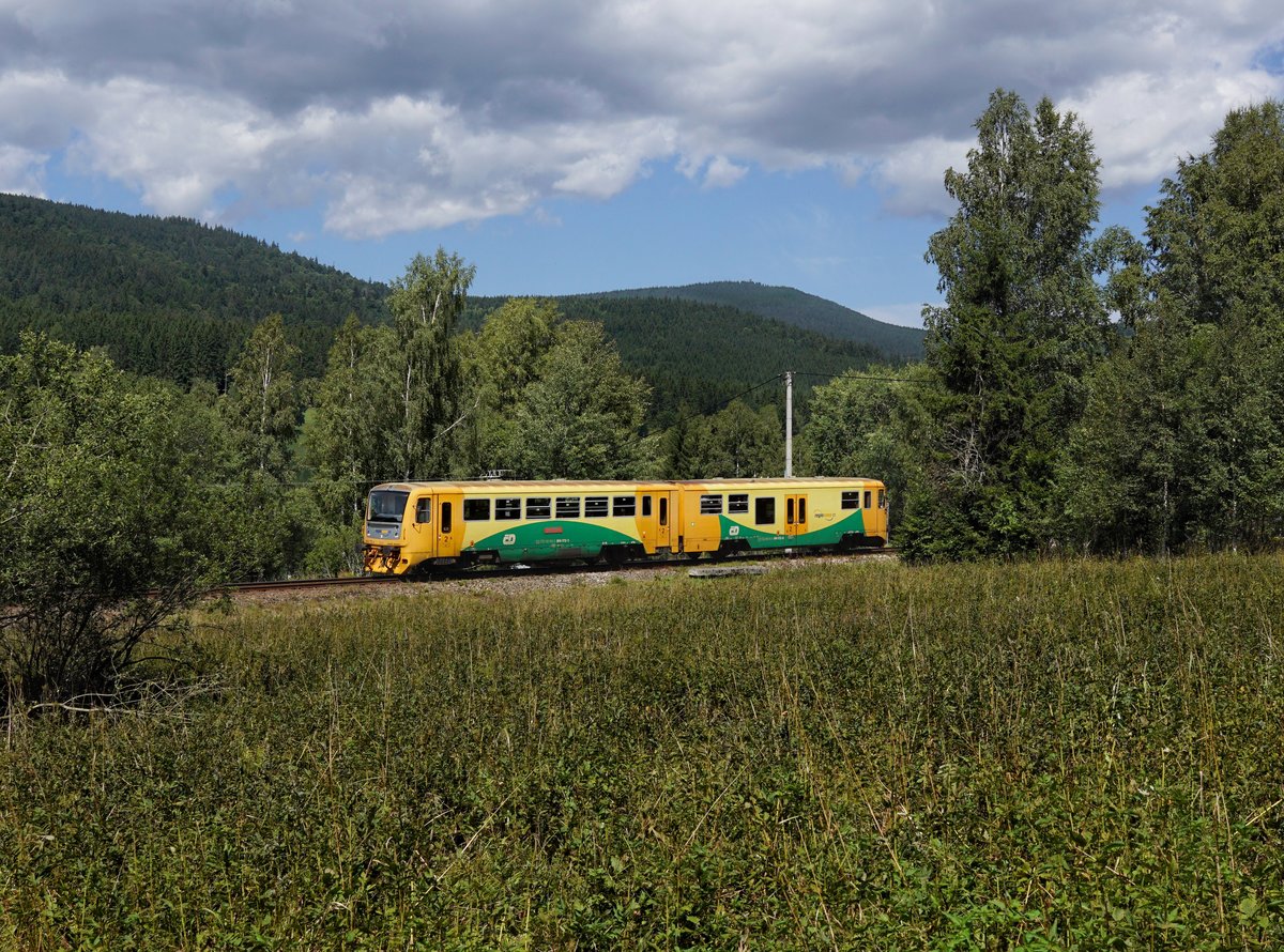 Der 814 173 als Os nach Volary am 15.08.2017 unterwegs bei Zátoň.