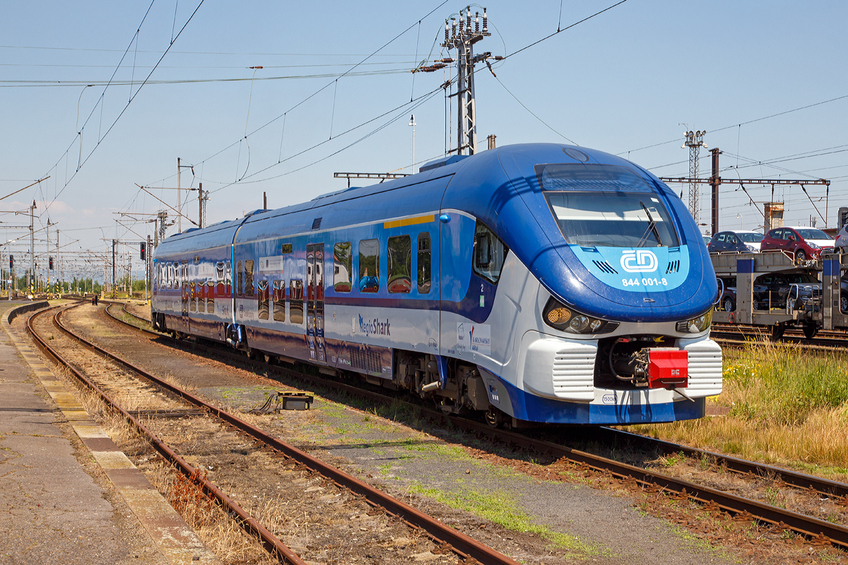 
Der „RegioShark“  ČD 844 001-8, ein Dieseltriebzug vom Typ PESA LINK II (Projektname DMU 120), der ČD Karlovarský kraj (Karlsbader Region) fährt am 01.07.2015 in den Bahnhof Cheb (Eger) ein.

Dieser ist der im Mai 2012 gelieferte Prototyp  vom dem polnischen Hersteller PESA Bydgoszcz. Insgesamt wurden 31 Fahrzeuge von der ČD (České dráhy) bestellt.

Die 120 km/h schellen Triebzüge werden angetrieben von zwei MTU-Powerpacks vom Typ MTU 6H 1800 R85 mit je 390 kW Leistung. Bei Strecken mit Steigung hört man im Innenraum sehr stark wie die Motoren arbeiten müssen, ansonsten sind die Fahrzeuge aber sehr Laufruhig. 
