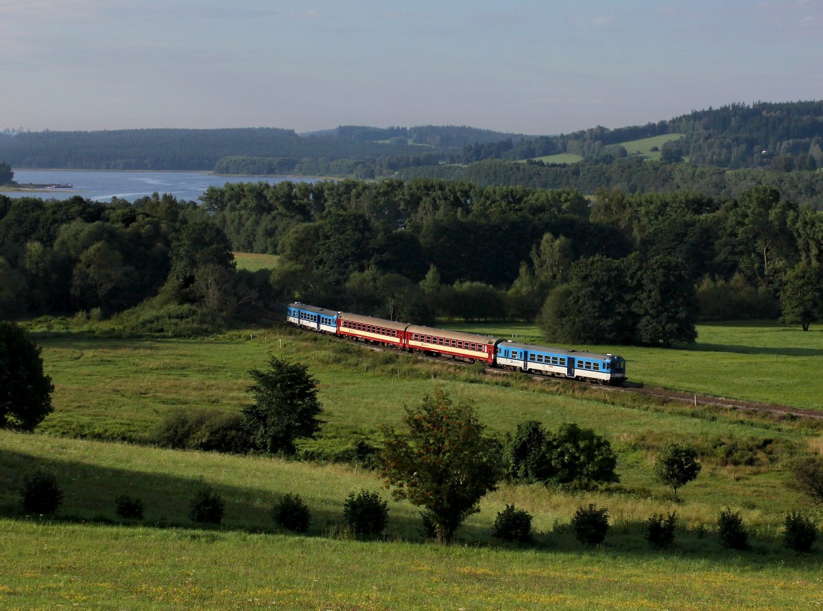 Der 842 006 und der 842 020 mit einem Os am 09.08.2014 unterwegs bei Pihlov.