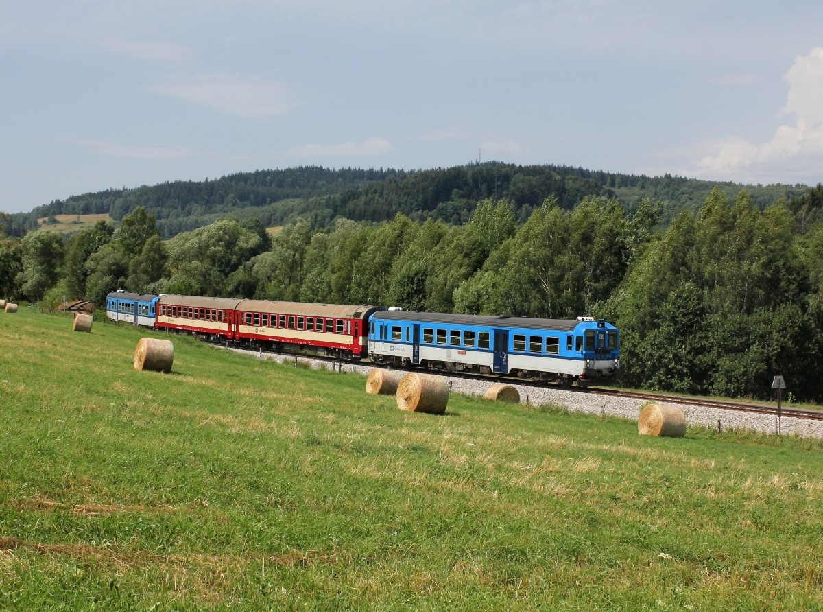 Der 842 006 als Os nach České Budějovice am 18.07.2015 unterwegs bei Hořice na Šumavě.