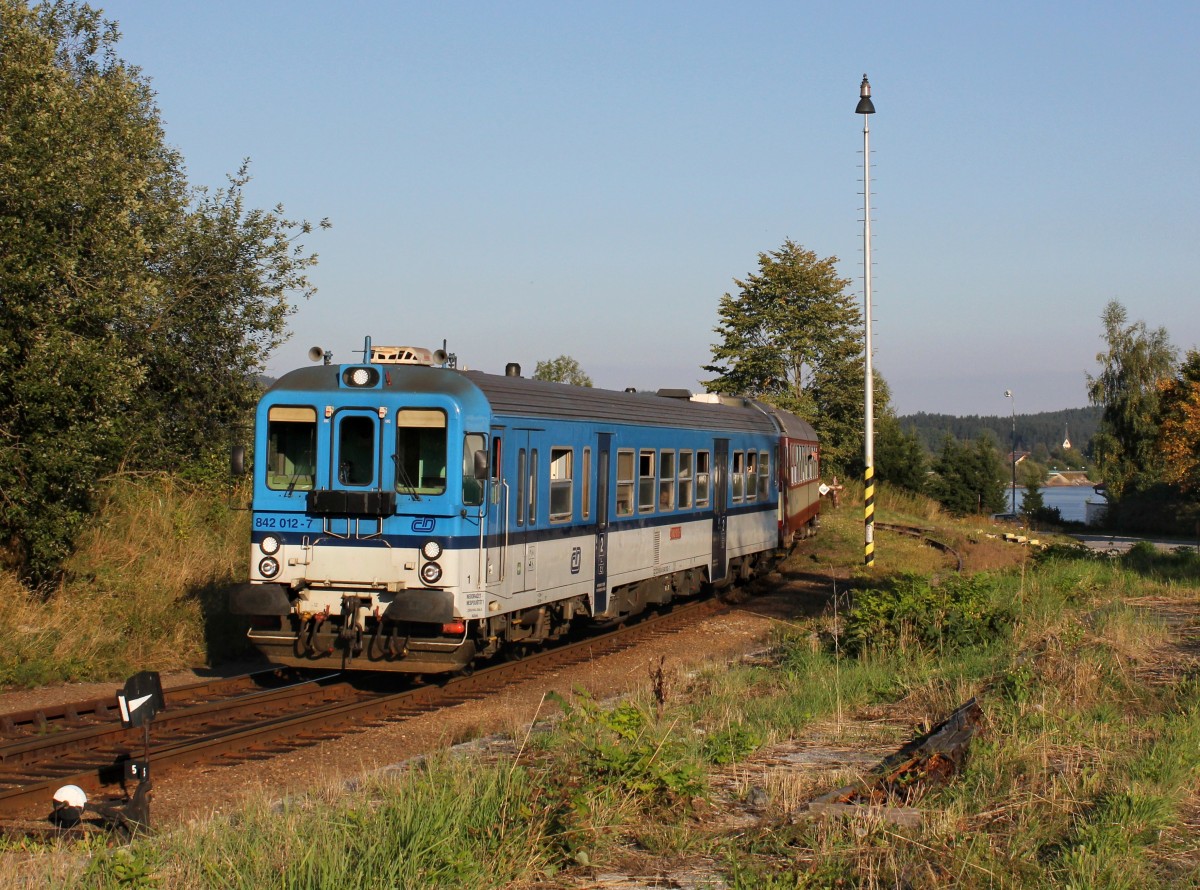 Der 842 012 als Os nach Nov dol am 07.09.2013 bei der Einfahrt in Čern v Poumav.