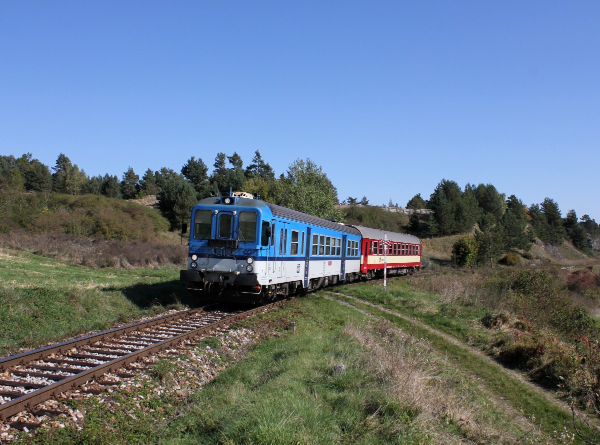Der 842 012 als Os nach Nov dol am 03.10.2013 unterwegs bei Česk Krumlov
