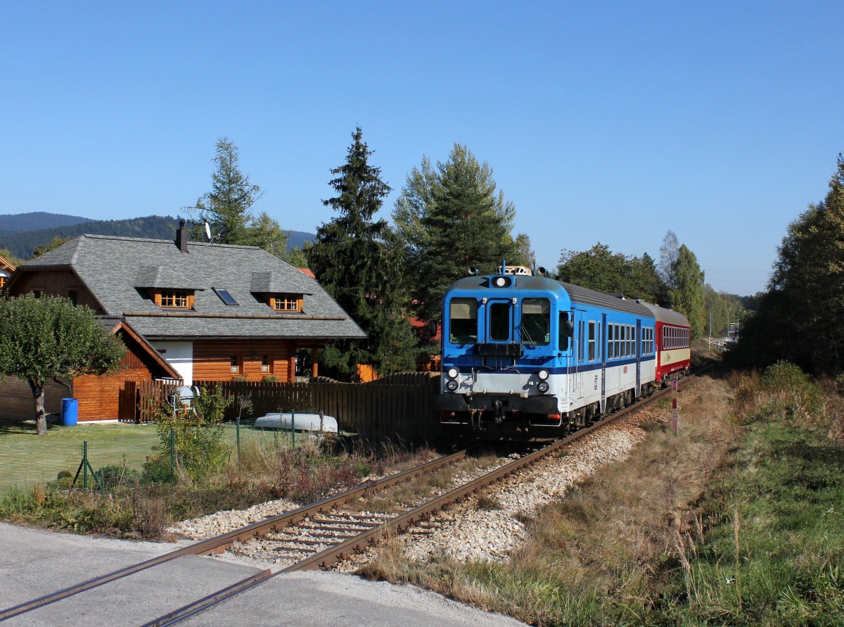 Der 842 012 als Os nach Nov dol am 03.10.2013 unterwegs bei Nov Pec.