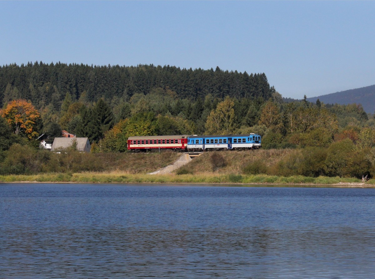 Der 842 013 als Os nach Česk Budějovice am 03.10.2013 unterwegs bei Hůrka.
