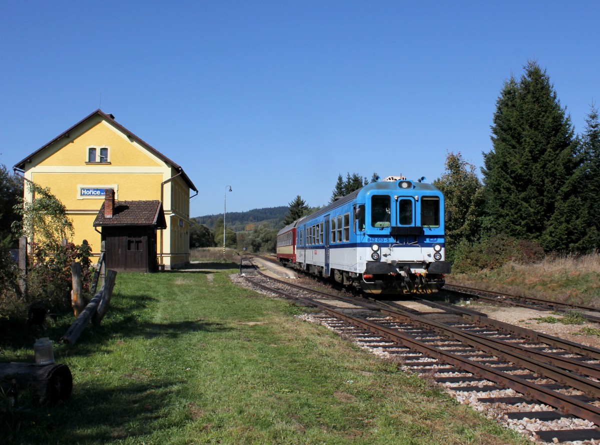 Der 842 013 als Os nach Česk Budějovice am 03.10.2013 bei der Ausfahrt aus Hořice na umavě.