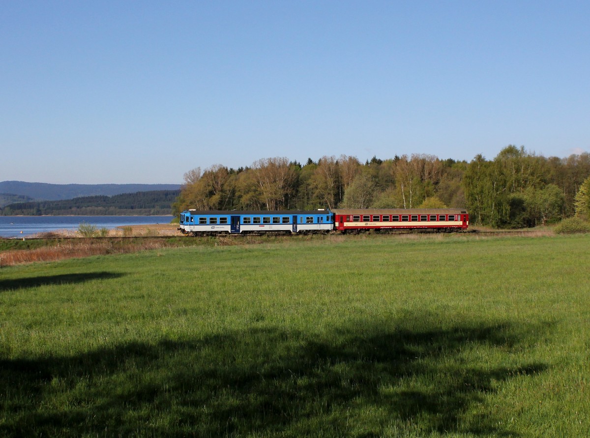 Der 842 013 als Os nach České Budějovice am 04.05.2014 unterwegs bei Černá v Pošumaví.