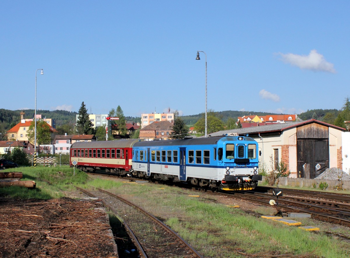 Der 842 013 mit einem Os nach České Budějovice am 04.05.2014 bei der Einfahrt in Kájov.