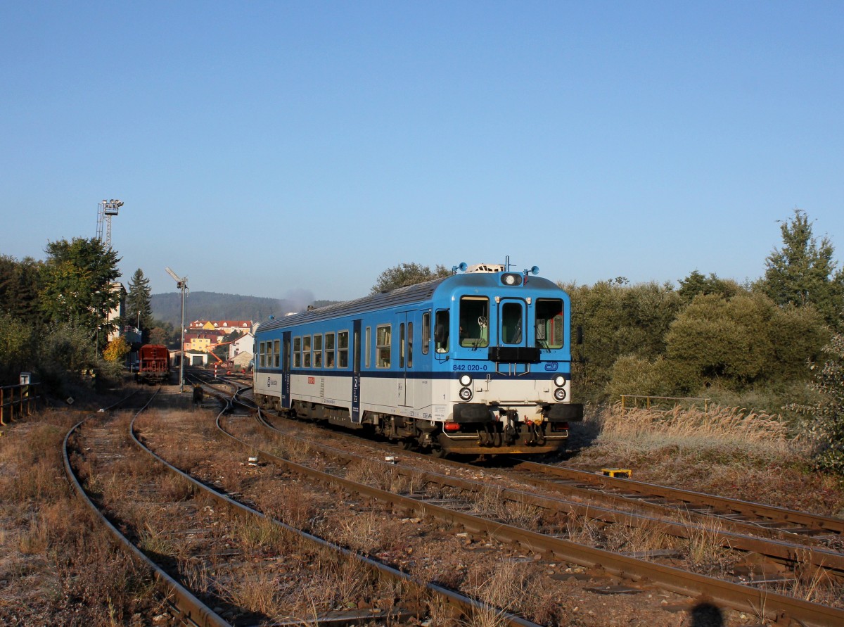Der 842 020 als Os nach Česk Budějovice am 03.10.2013 bei der Ausfahrt aus Kjov.
