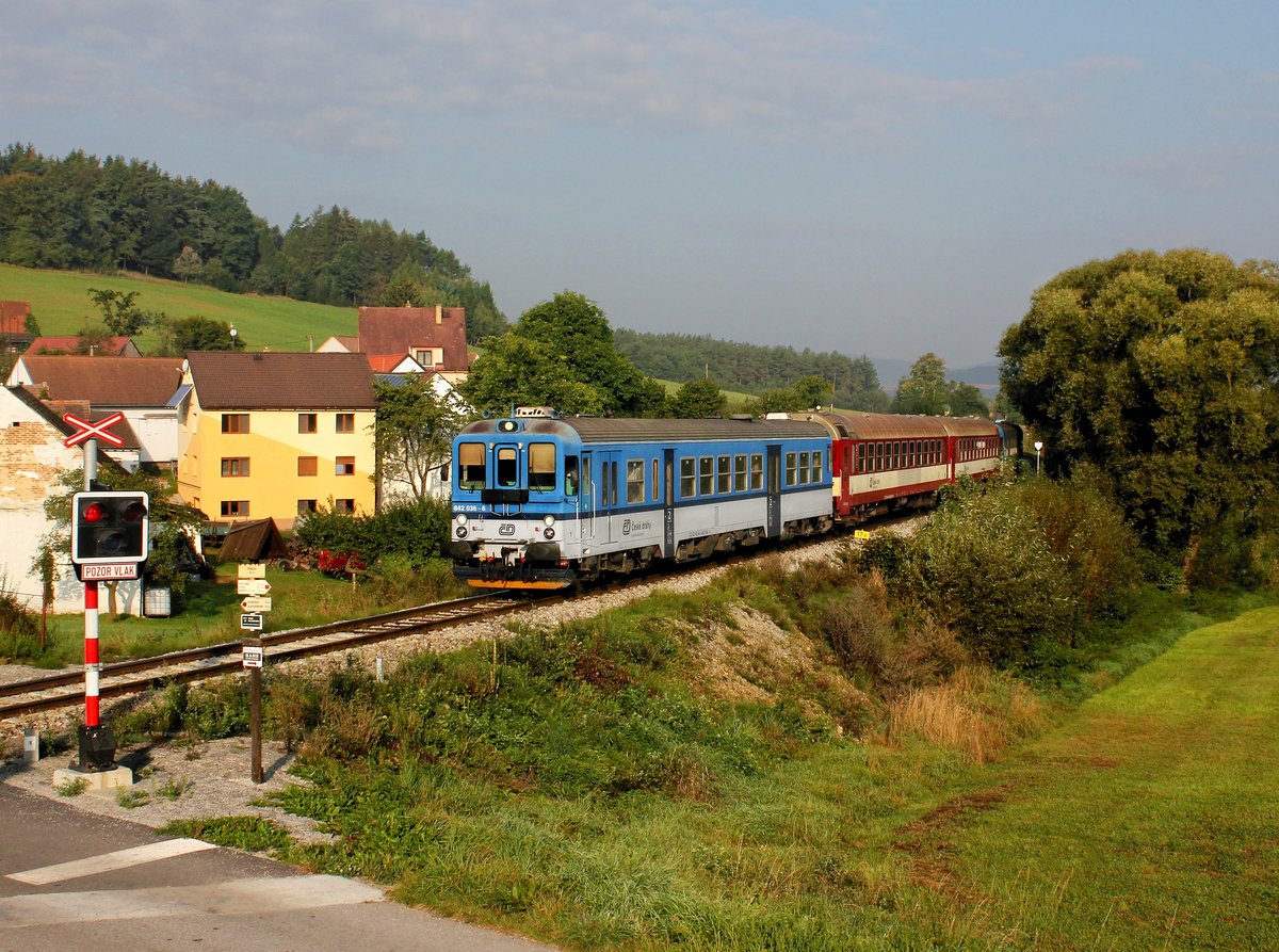 Der 842 036 mit einem Os nach Nové Údolí am 27.09.2016 unterwegs bei Třísov.