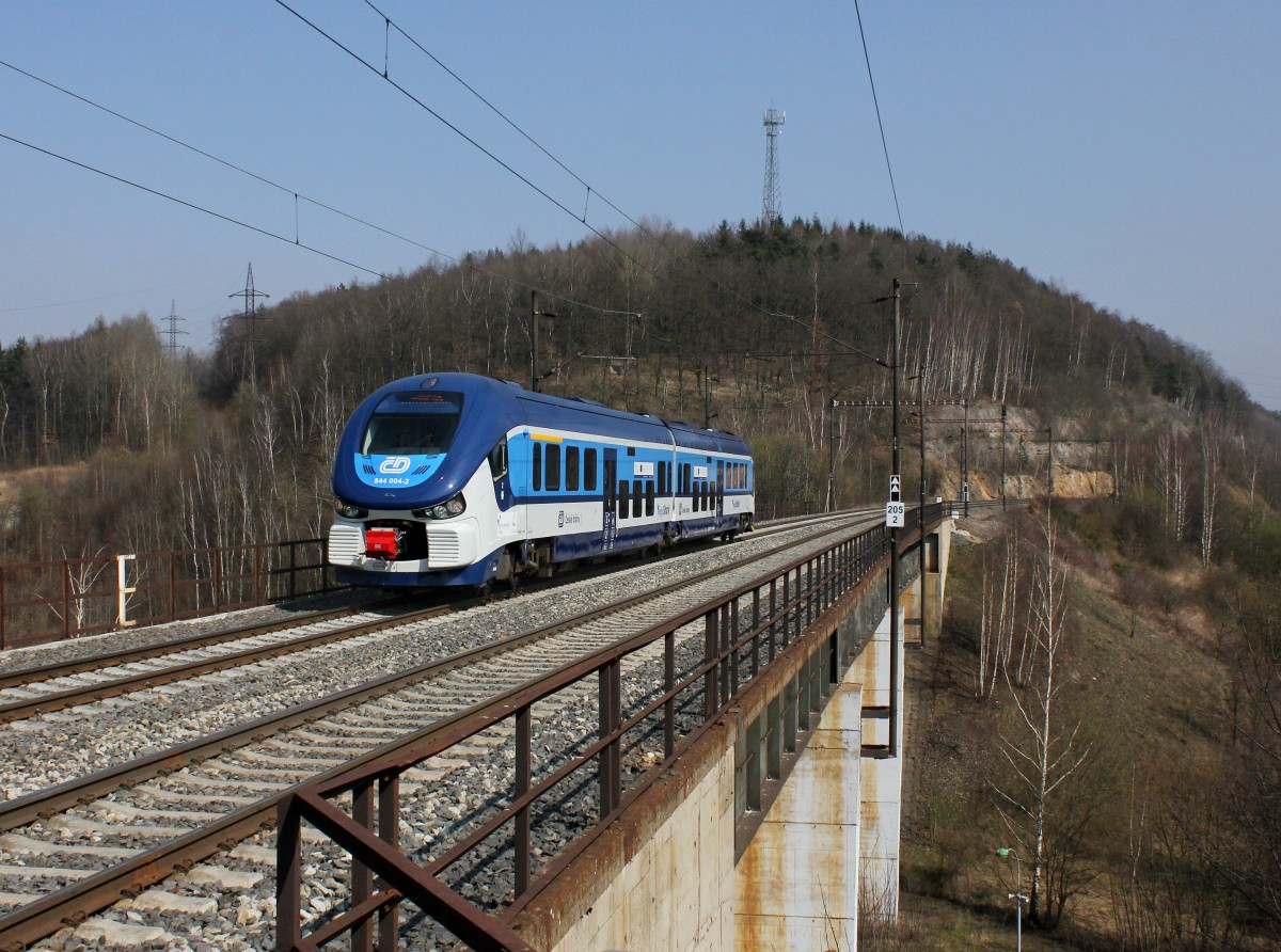 Der 844 004 als Os am 29.03.2014 unterwegs bei Královské Poříčí.