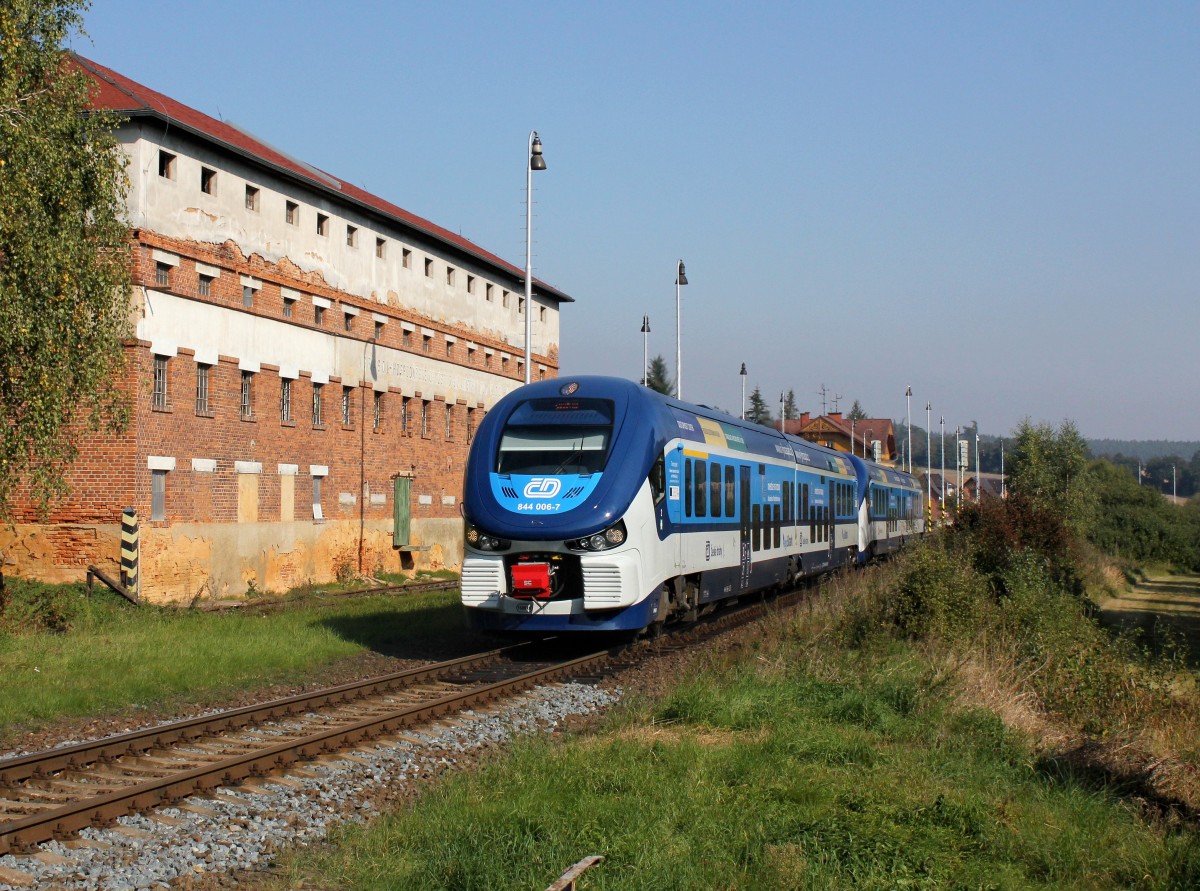 Der 844 006 als Os nach Domalice am 07.10.2013 bei der Ausfahrt aus Blejov.