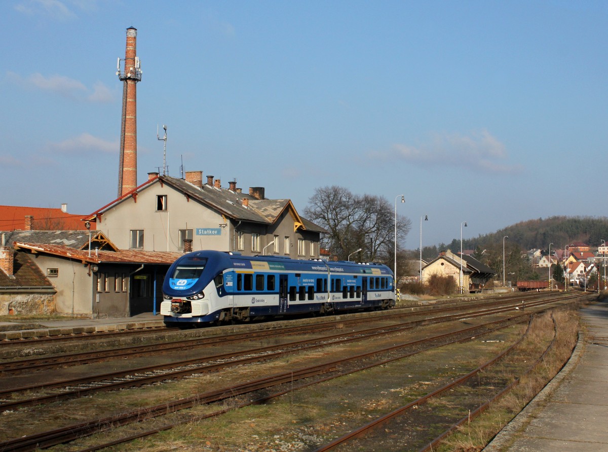 Der 844 006 als Os am 06.02.2015 bei der Einfahrt in Staňkov.