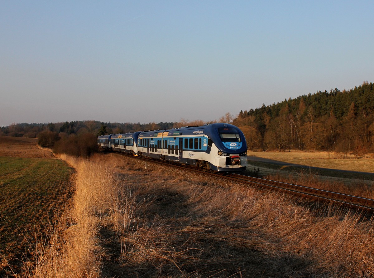 Der 844 009, der 844 011 und der 844 012 als Os nach Domažlice am 20.03.2015 unterwegs bei Milavče.