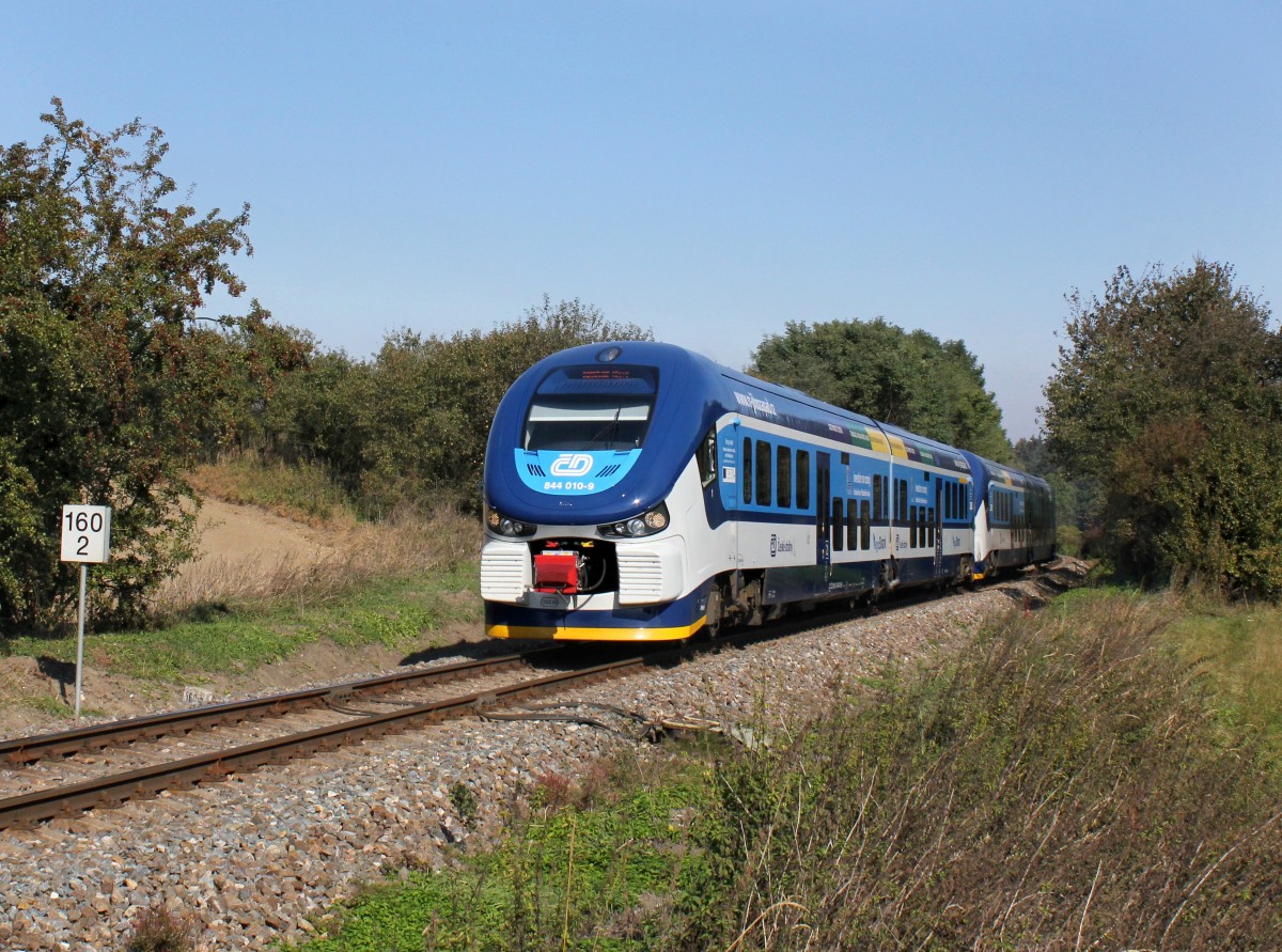 Der 844 010 als Os nach  Domažlice am 07.10.2013 unterwegs bei Milavče.