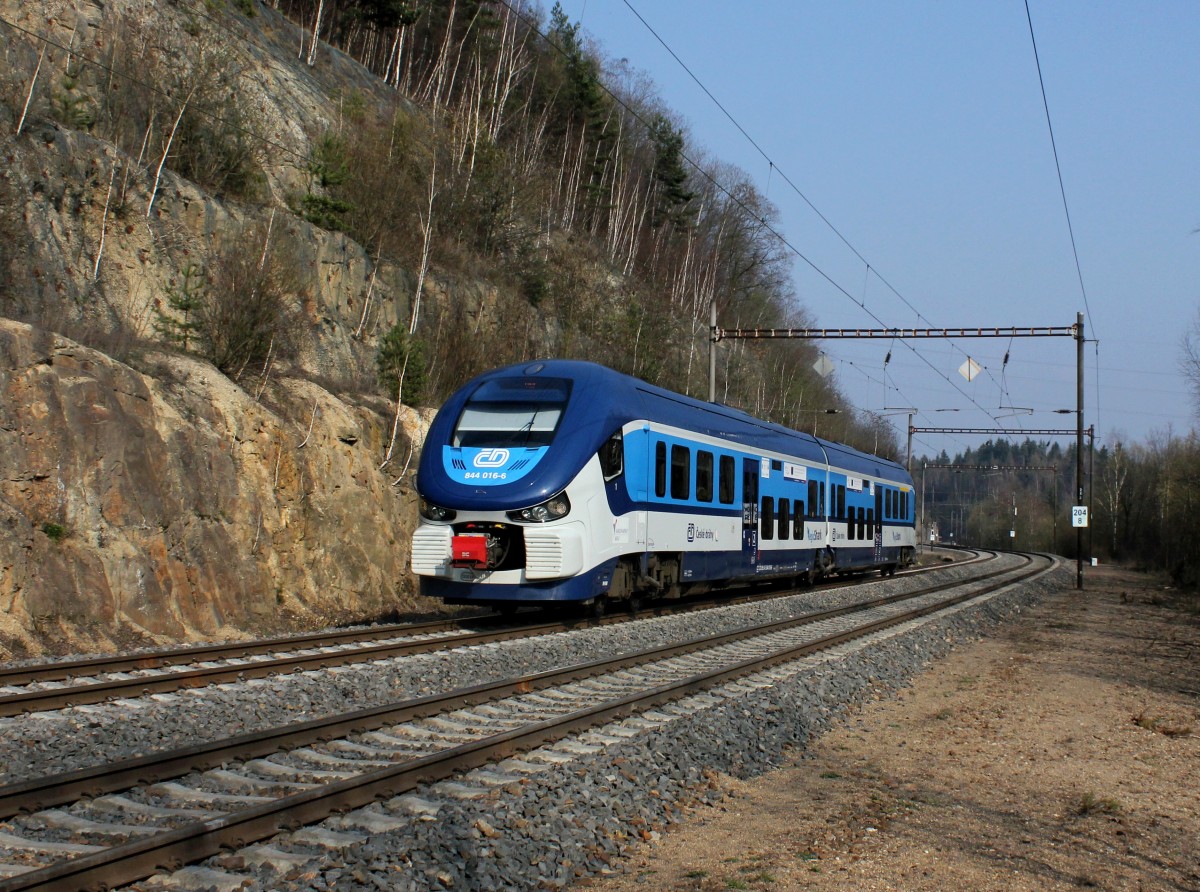 Der 844 016 als VIA am 29.03.2014 unterwegs bei Královské Poříčí.
