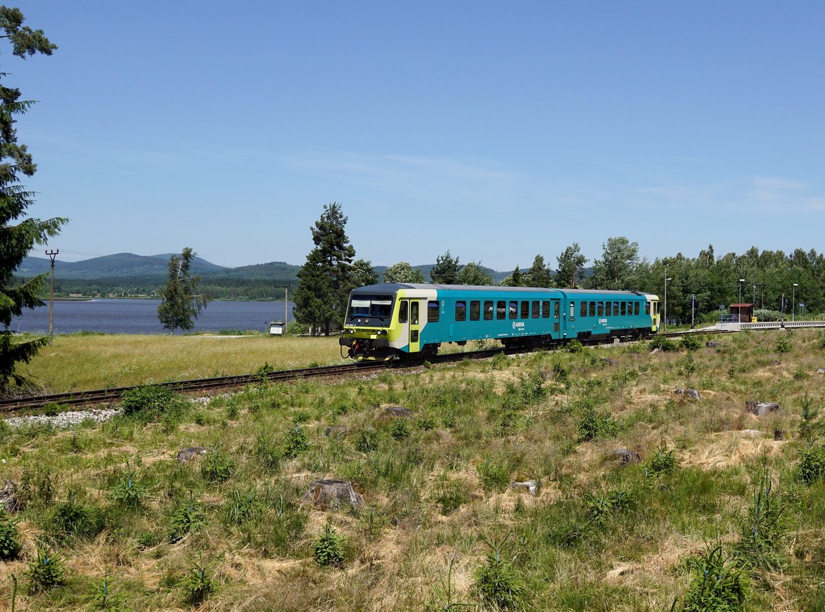 Der 845 102 als AEx nach Nová Pec am 24.06.2017 unterwegs bei Hodňov.