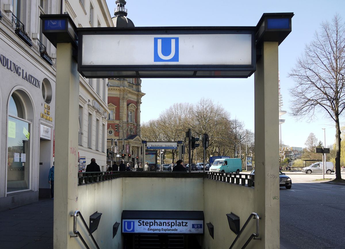 Der 85 Jahre alte Eingang zur Hamburger U-Bahnstation  Stephansplatz  - vor ein paar Jahren dem Ursprungszustand entsprechend renoviert. 13.3.2014 