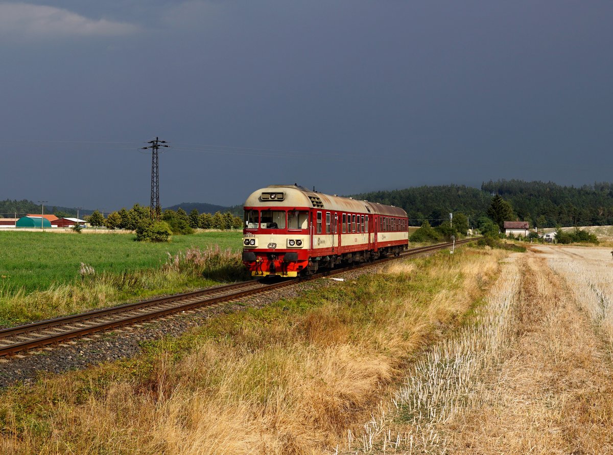 Der 854 031 als R nach Prag am 04.08.2018 unterwegs Březnice.