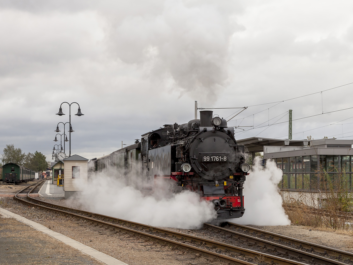 Der 99 1761-8 bei Ausfahrt aus den Bahnhof Radebeul Ost am 6. Oktober 2017.