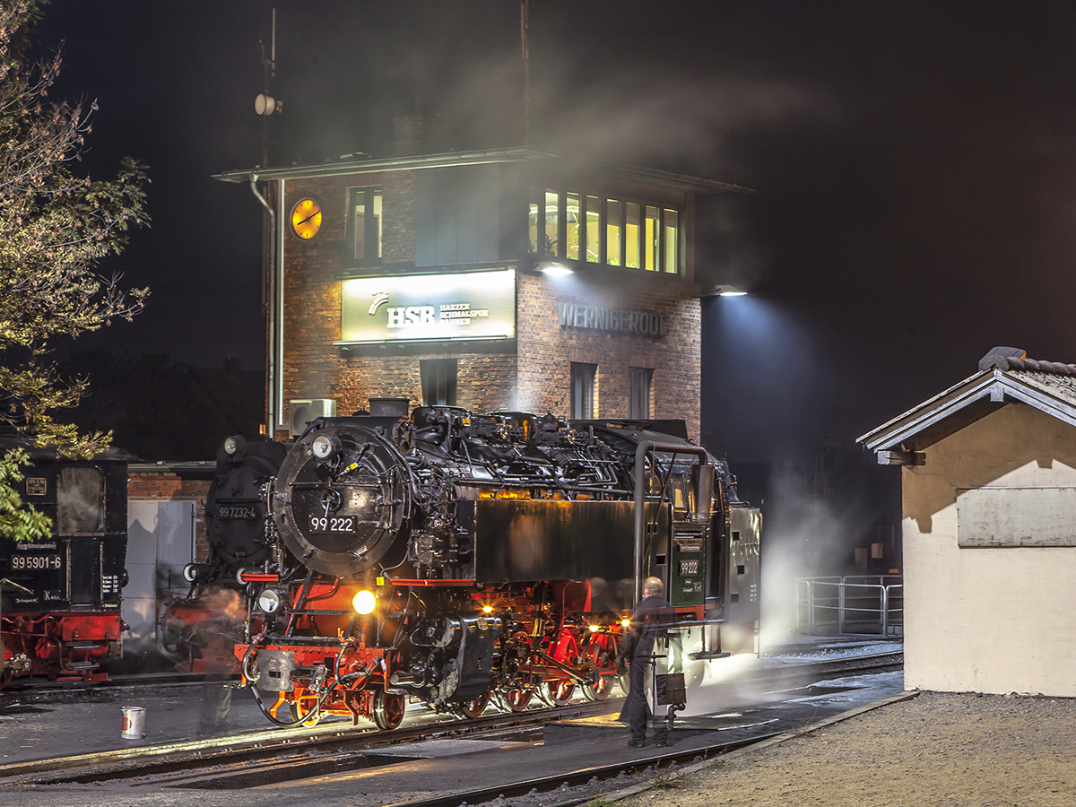 Der 99 222 am späten Abend des 30. September 2015 im Betriebswerk Wernigerode.