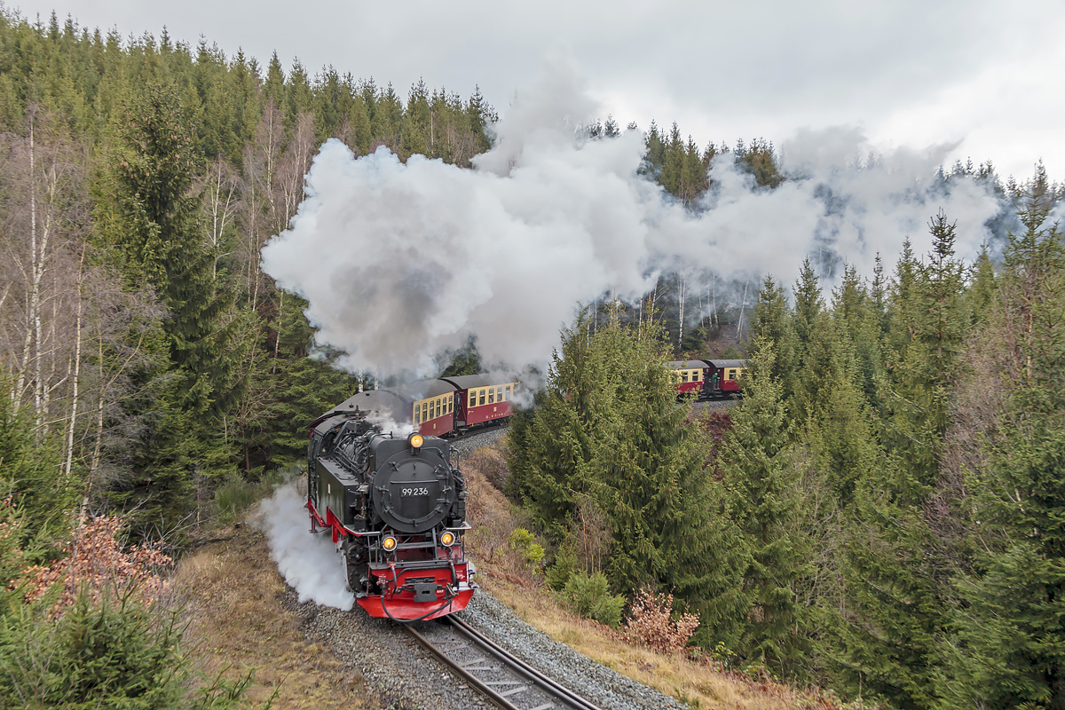 Der 99 236 mit Planzug zum Brocken im Drängetal kurz vor Drei Annen Hohne am 3. Februar 2020.