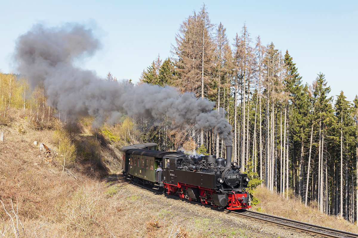 Der 99 5906-5 mit Traditionszug im Drängetal kurz vor Drei Annen Hohne am 19. April 2019