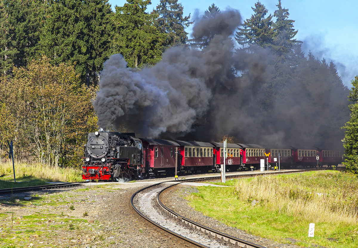 Der 99 7232-4 bei Ausfahrt aus den Bahnhof Drei Annen Hohne in Richtung Brocken am 1. Oktober 2015.