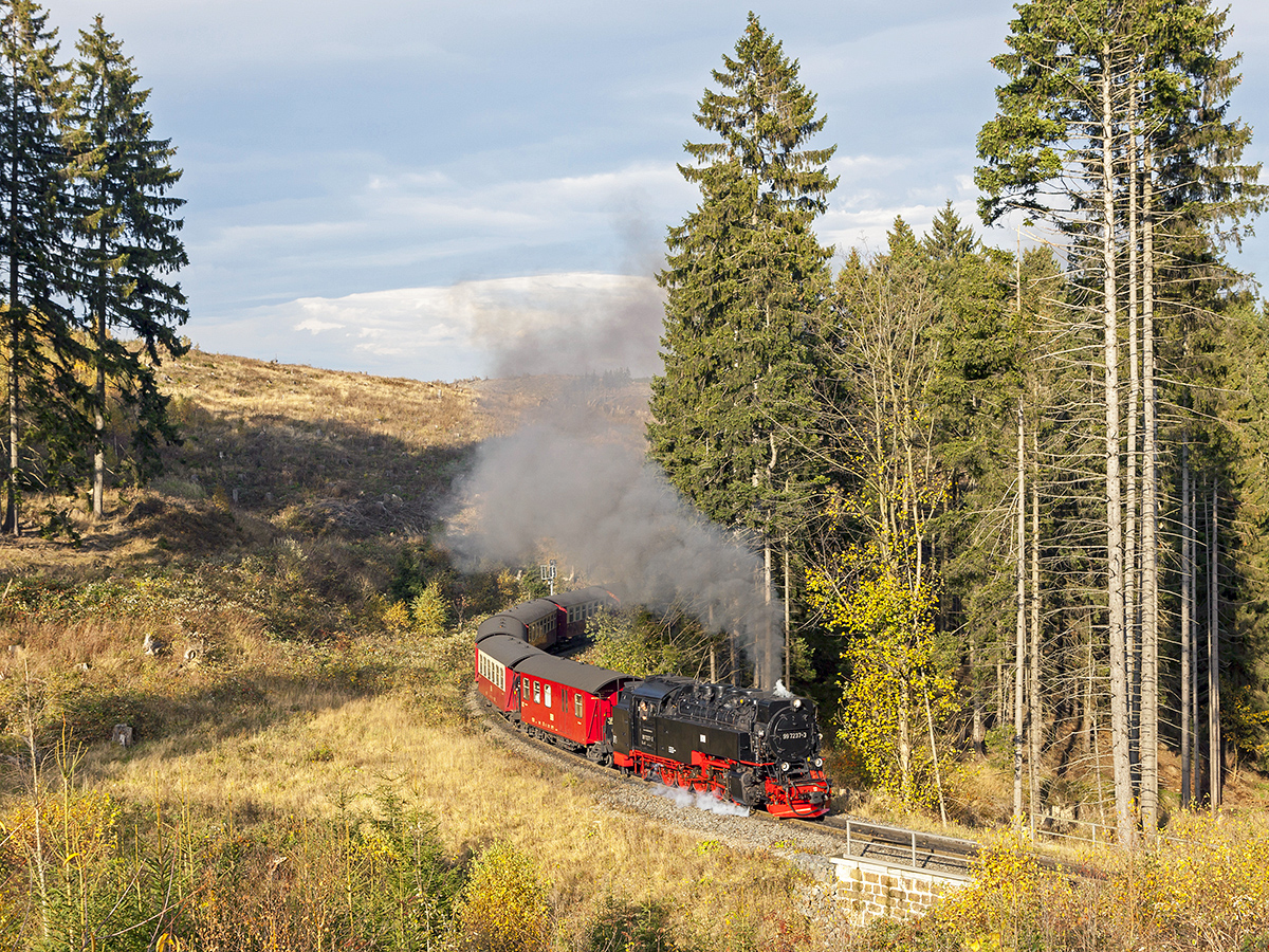 Der 99 7237-3 mit Planzug im Drängetal kurz vor Drei Annen Hohne am 20. Oktober 2017. 
