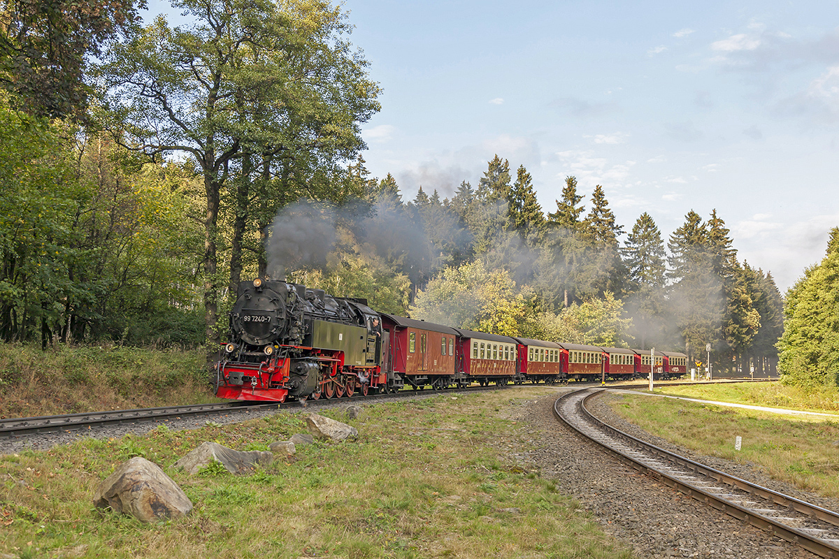 Der 99 7240-7 bei Ausfahrt aus den Bahnhof Drei Annen Hohne in Richtung Brocken am 23. September 2016.