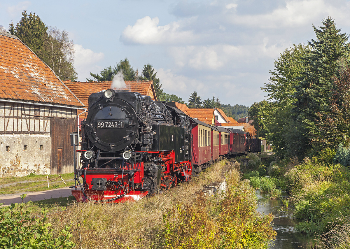 Der 99 7243-1 mit dem Planzug folgt durch Harz-Örtchen Straßberg auf die Streke aus Silberhütte kurz vor dem Bahnhof Straßberg am 24. September 2016.