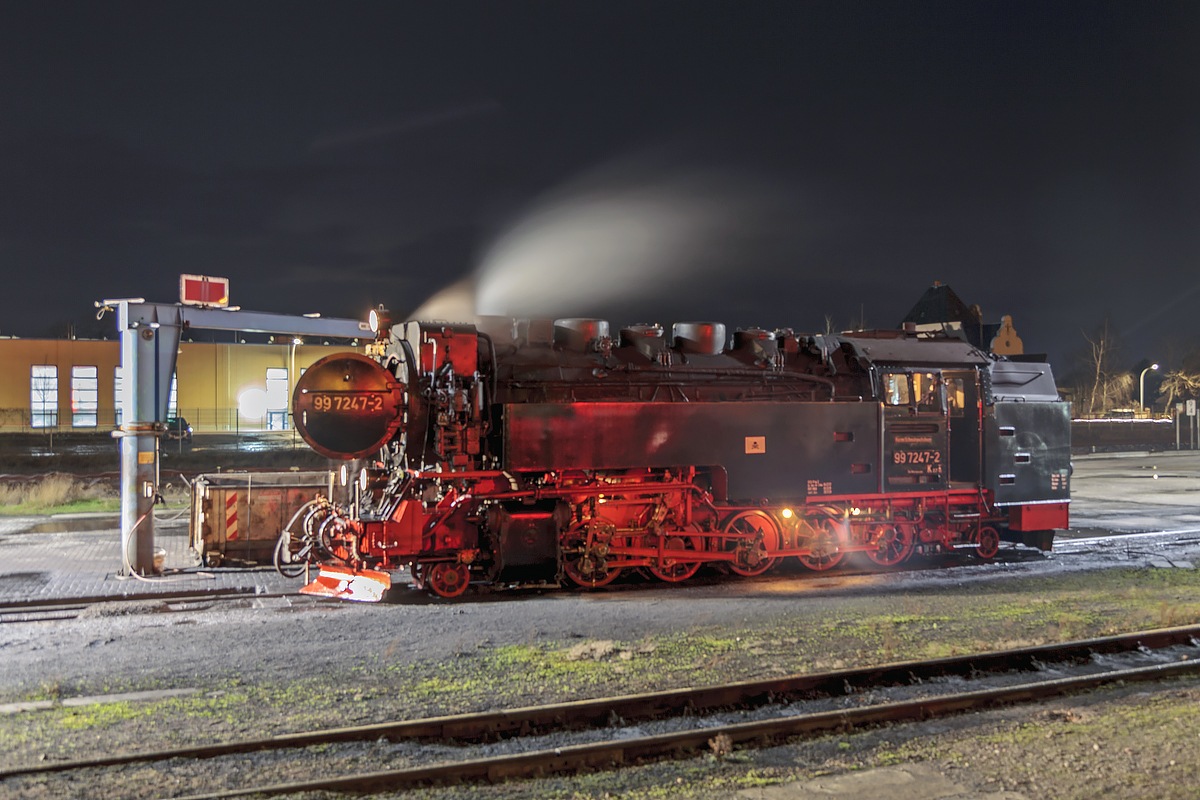 Der 99 7247-2 an Triebfahrzeugeinsatzstelle in Wernigerode am späten Abend des 3. Februar 2020.