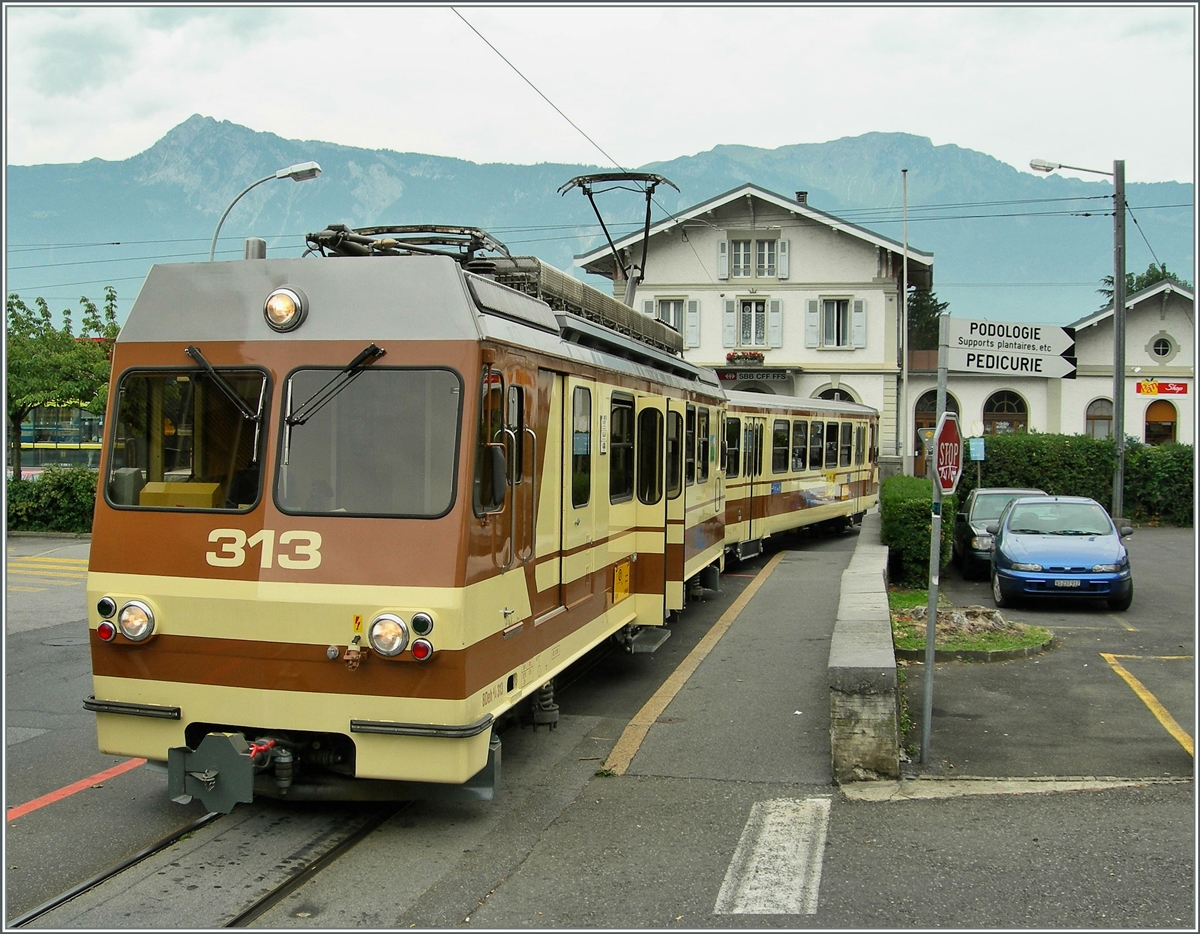 Der A-L BDeh 4/4 313 wartet während des Umbaus des Schamlspurbhanhof von Aigle auf der Strasse und nicht mehr auf dem Bahnhfosplatz auf seine Reisenden nach Leysin.
14. Sept. 2006