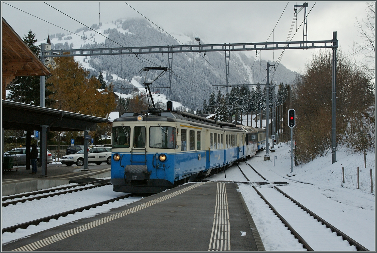 Der ABDe 8/8 4002  Vaud  erreicht mit seinem Eilzug 2221 von Zweisimmen nach Montreux den Bahnhof von Gstaad. 
24. November 2013