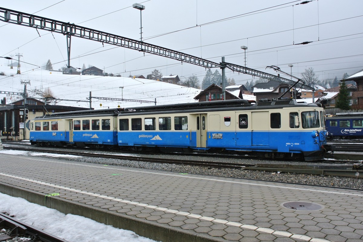 Der ABDe 8/8 4004 wartet in Zweisimmen auf seinen nächsten Einsatz. In rund 40 Minuten wird mich dieser Triebwagen nach Montbovon führen, 20.12.2013.