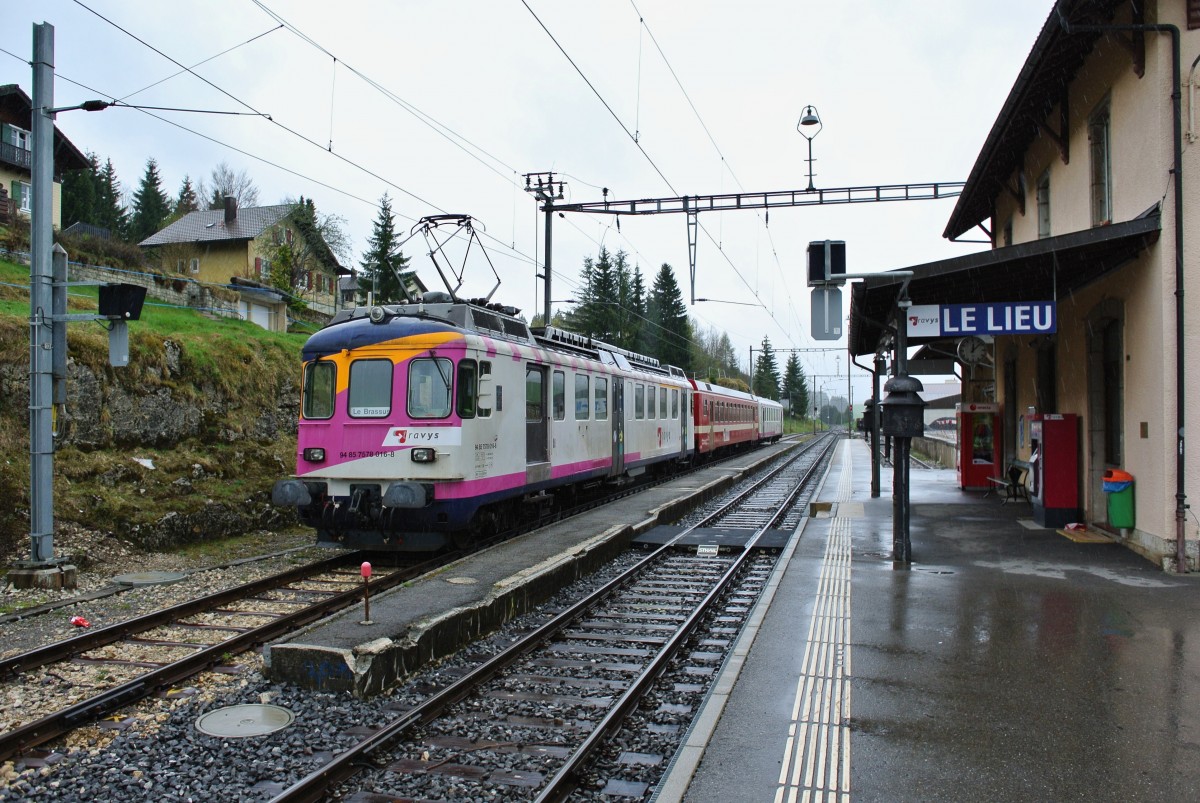 Der ABDe (94 85 7)578 016-8, B 50 85 20-35 504-3 und Bt 50 85 80-35 904-2 warten in Le Lieu auf eine berholung und einen Kreuzungszug, 01.05.2015.