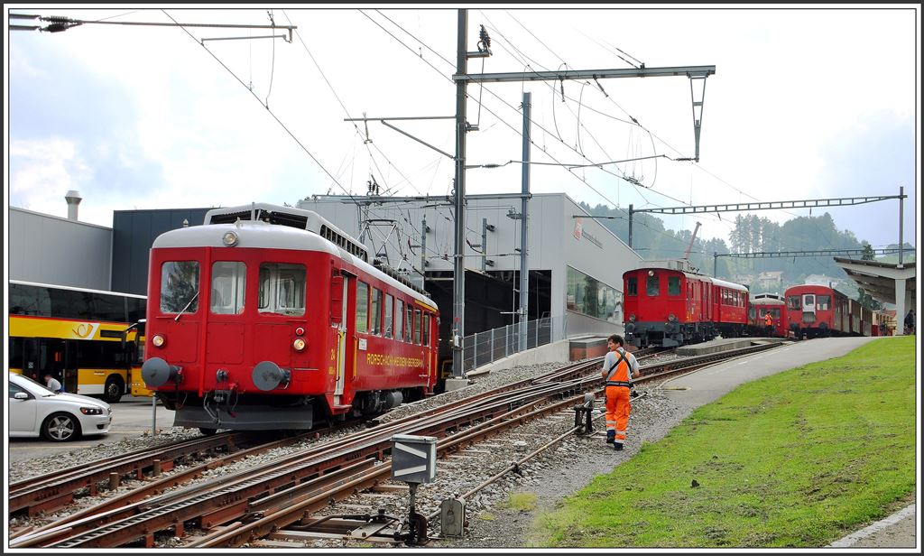 Der ABDeh 2/4 24 geht ins Depot und Johannes Graf steuert den BDeh 3/6 25 mit dem  Bauchladen  an den Zug. (18.08.2015)
