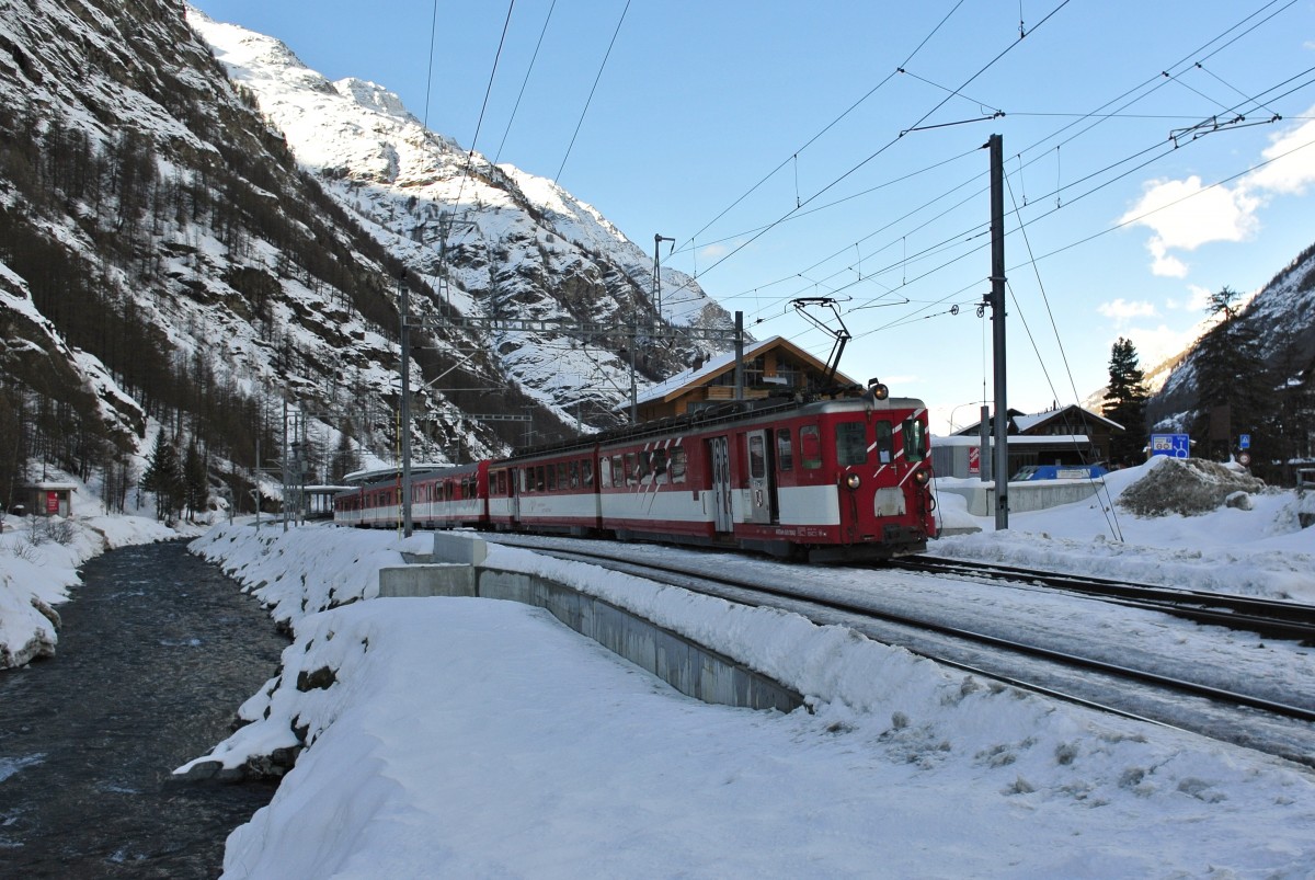 Der ABDeh 8/8 2042 wird nicht mehr hufig eingesetzt. Heute verkehrte er als Dienstzug von Zermatt nach Tsch und einige Stunden spter, leider erst nach Sonnenuntergang, wieder zurck nach Zermatt, wo er als Reserve stationiert ist. Im Bild ist der ABDeh 8/8 2042 mit BDkt 2231, BDk 2235 und BDkt 2232 bei Ausfahrt in Tsch, 31.01.2014.