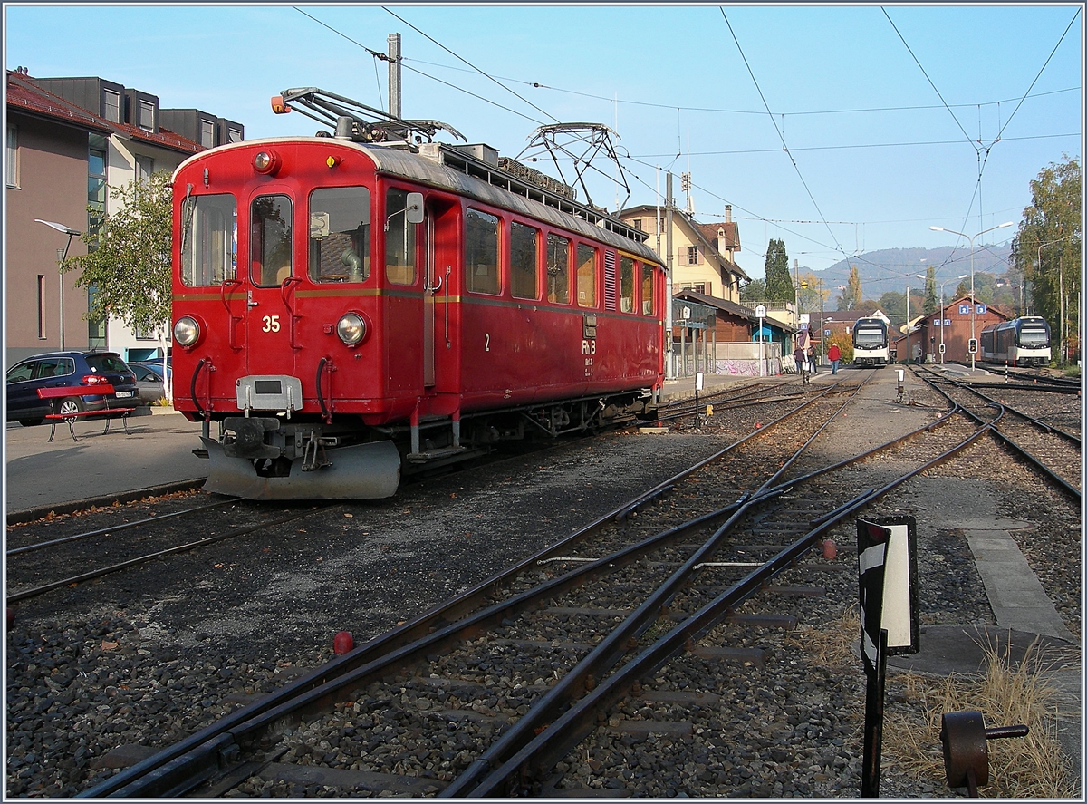 Der ABe 4/4 35 wartet in Blonay auf Fahrgäste zum Museum. Es ist Herbst geworden und die 50. Saison der Blonay-Chamby Bahn neigt sich dem Ende entgegen. 
Dies Jubiläumsjahr wird nächstes Wochenende mit einem würdigen Schlusspunkt abgeschlossen:  La Dernière du B-C , dabei dürften die Sonnenunterganszüge wohl nicht den gewünschten Erfolg haben, dafür freue ich mich sehr auf die grosse Überraschung: Die kleine G 2/2  Ticino !
(Fotostandpunkt am Rande des Gleisbereichs unter Aufsicht der BC) 
Blonay, den 21. Okt. 2018